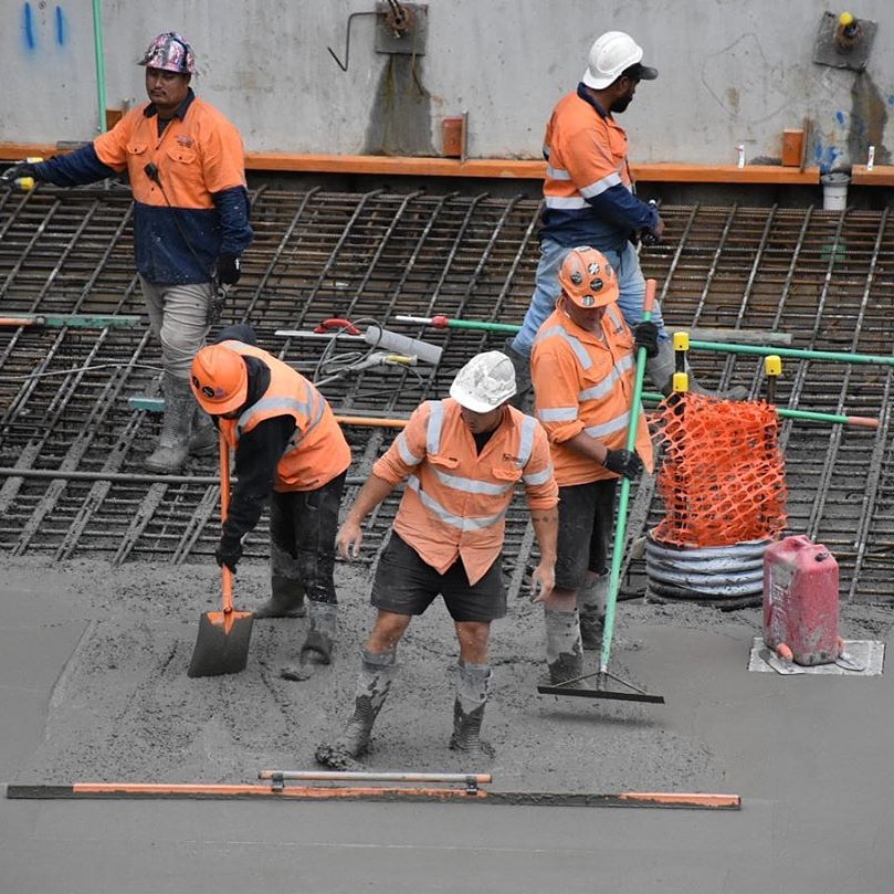 بتن مگر (Lean Concrete) یکی از سادهترین و پرمصرفترین بتنها در پروژههای ساختمانی است. این بتن با عیار کم سیمان ساخته میشود و بهعنوان **بتن نظافتی یا بتن زیرساز** برای آمادهسازی بستر فونداسیون و اجرای سازه بتنی استفاده میشود.
